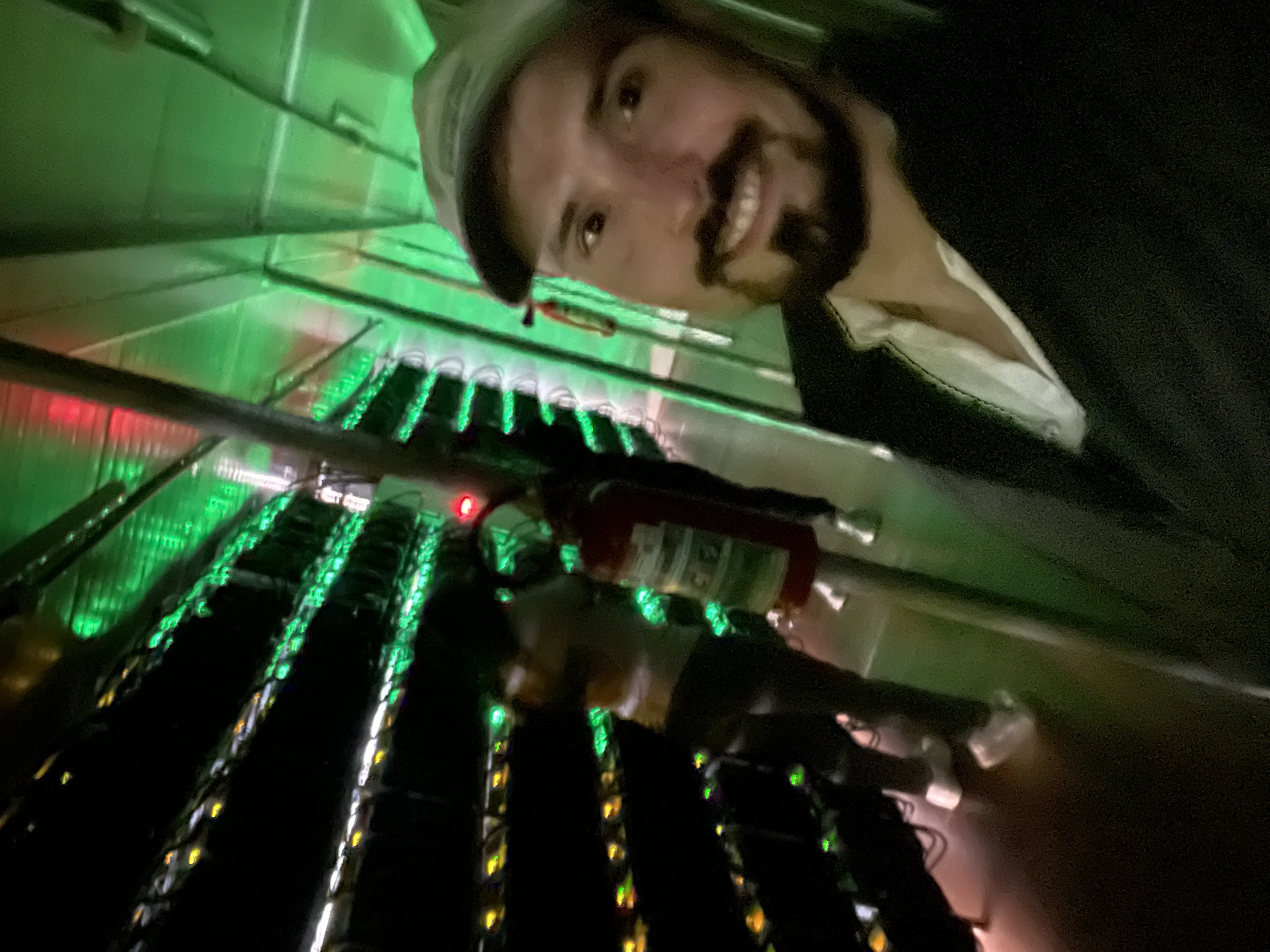 Erste Nacht live, Sascha an den leuchtenden Mining-Racks