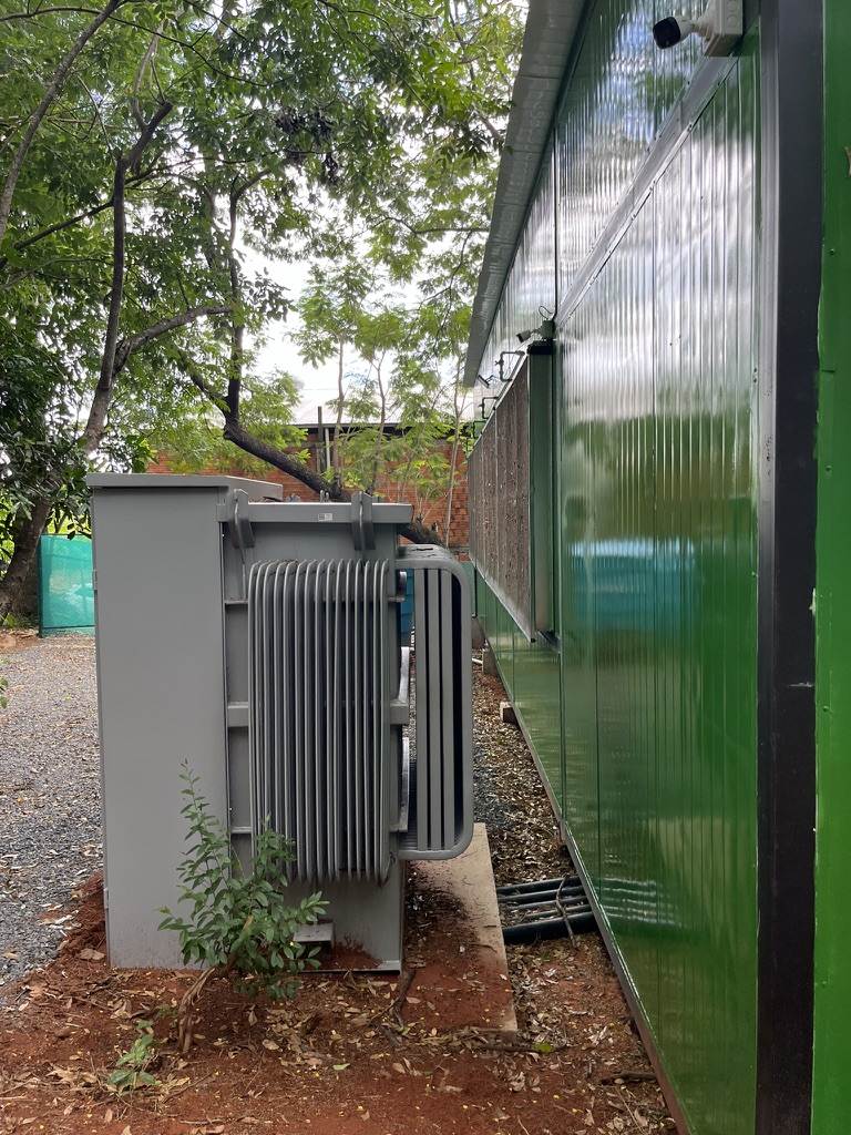 Eigener Transformator der GM2-Anlage, selbst gebaute Mittelspannungsinfrastruktur